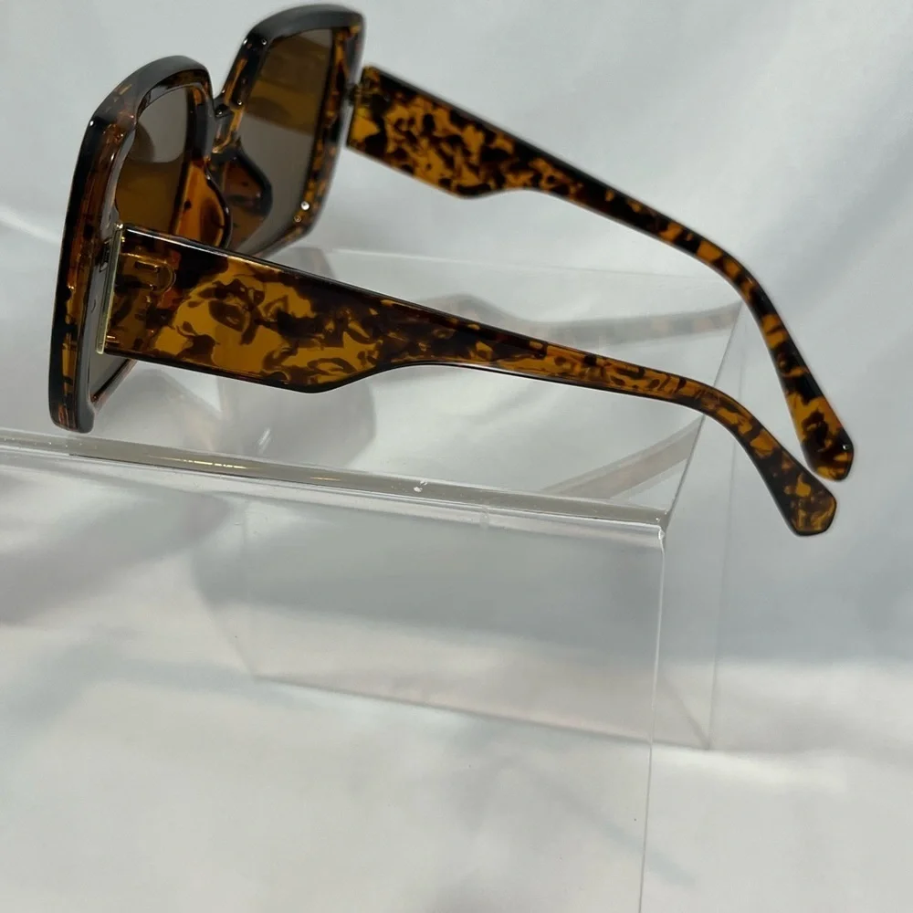 NWOT Marbled Frame Squared Oversized Sunglasses